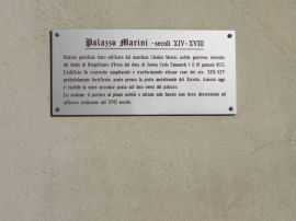 Cartello al Palazzo Marini in Via Marini a Borgofranco d’Ivrea (24612 bytes)
